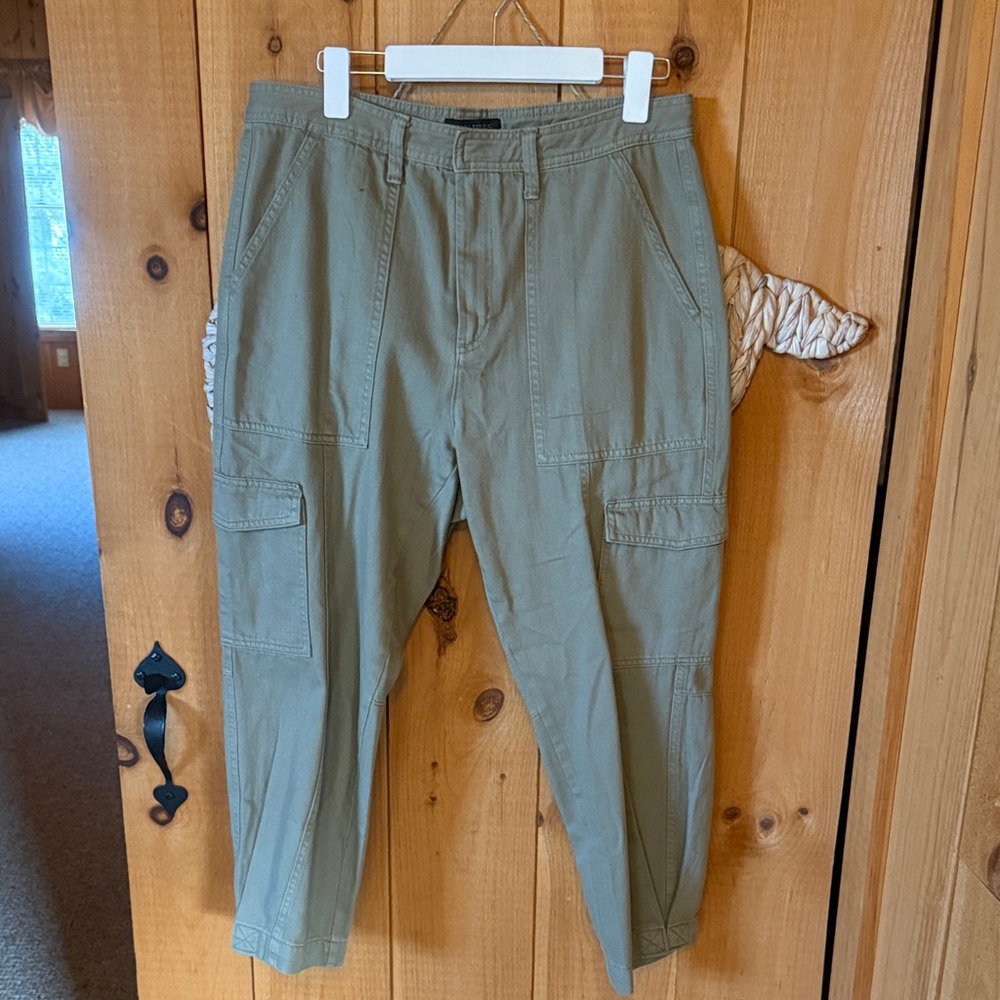 LIKE NEW! Banana Republic Women’s Cargo in Olive Green